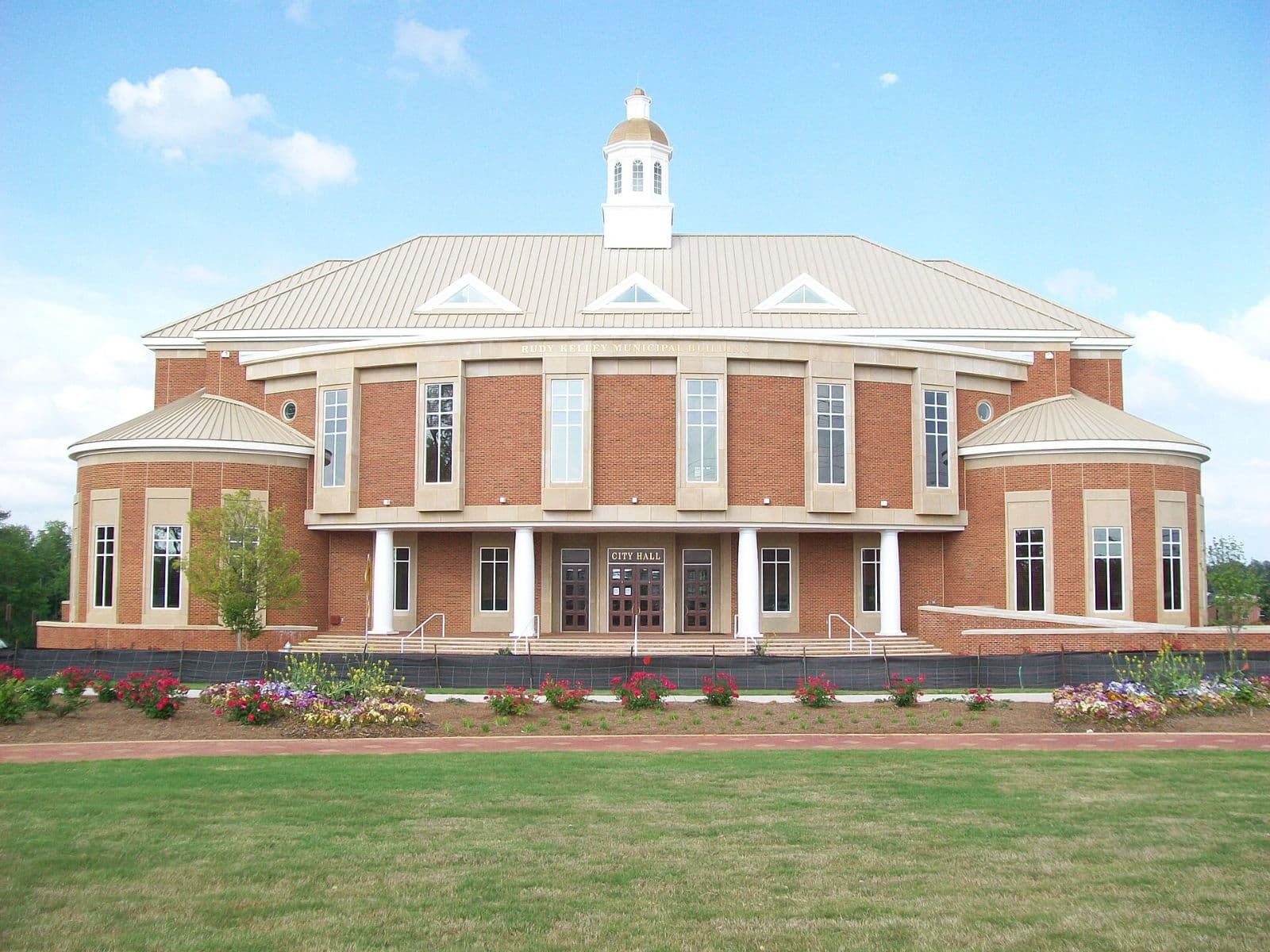 Stockbridge City Hall, a brick civic building with front lawn